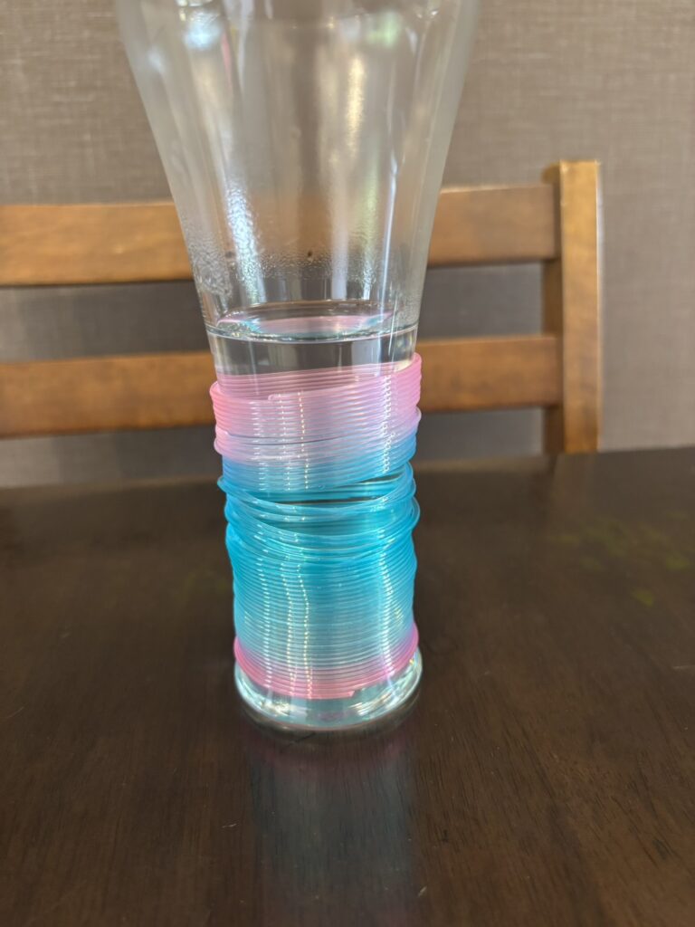 スリンキーをコップに巻いている画像