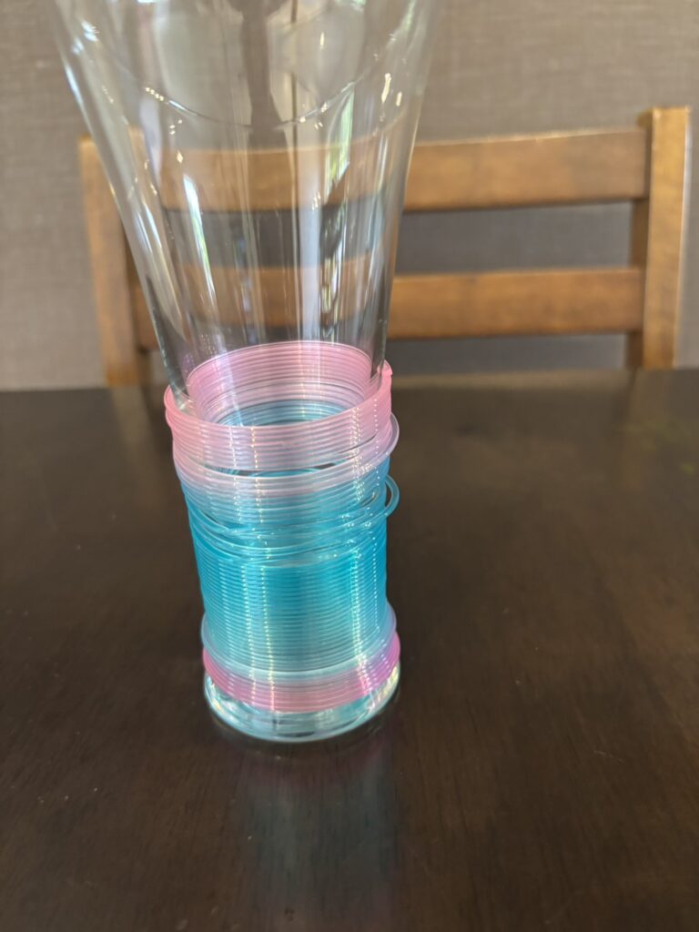 スリンキーをコップに巻いている画像