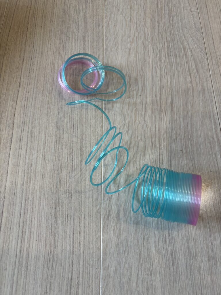 スリンキーが伸びている画像